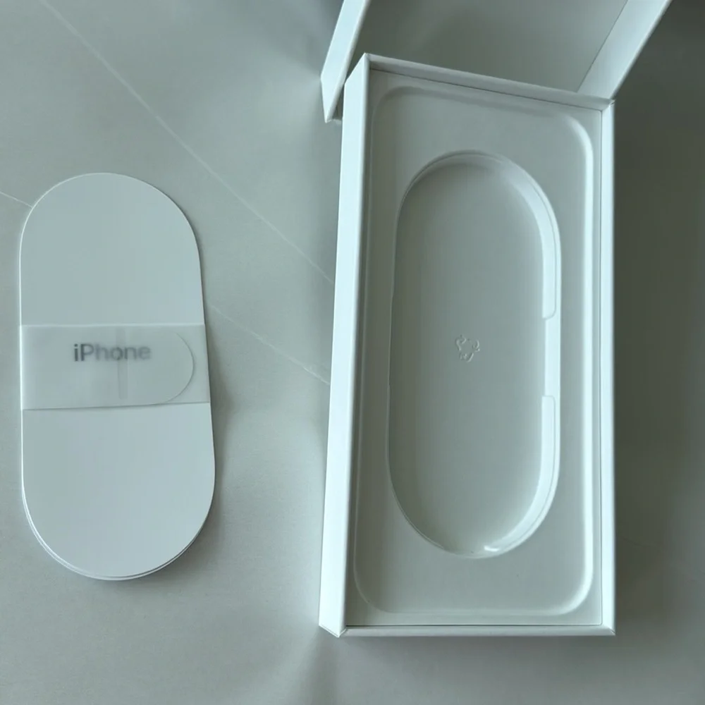 Apple iPhone 16 Pro Max BOX and Apple gift bag.